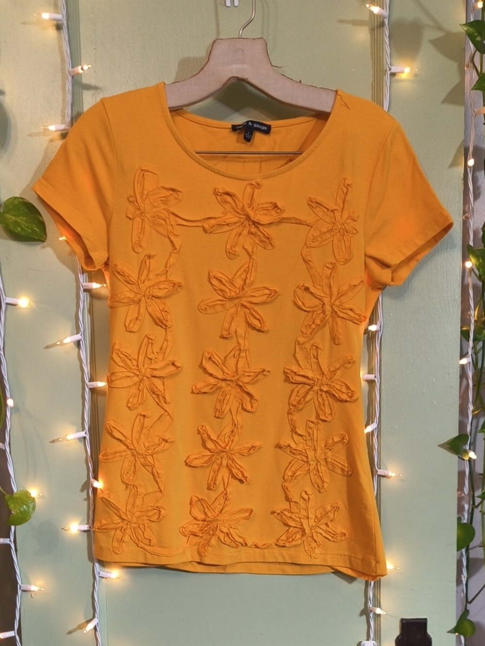 Women's Cable & Gauge Marigold Orange Daisies Fitted T-shirt S